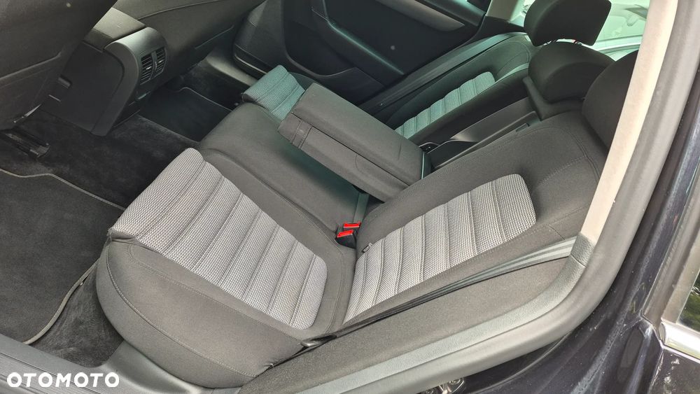 Volkswagen Passat - 12