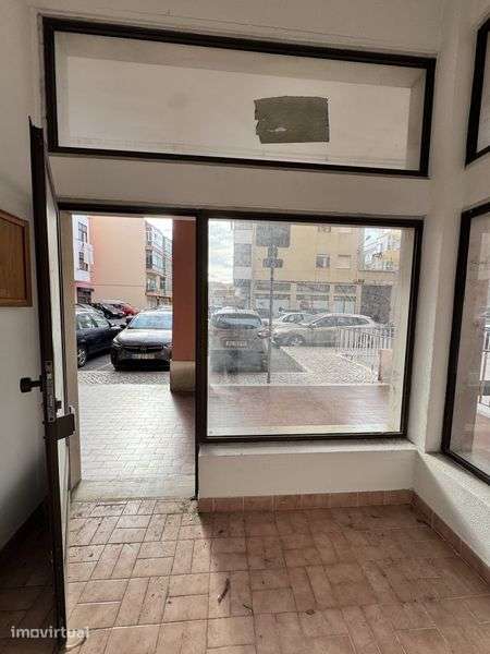 Pequena loja/escritório para arrendamento no Centro de Sacavém - 7m2 - Grande imagem: 5/6