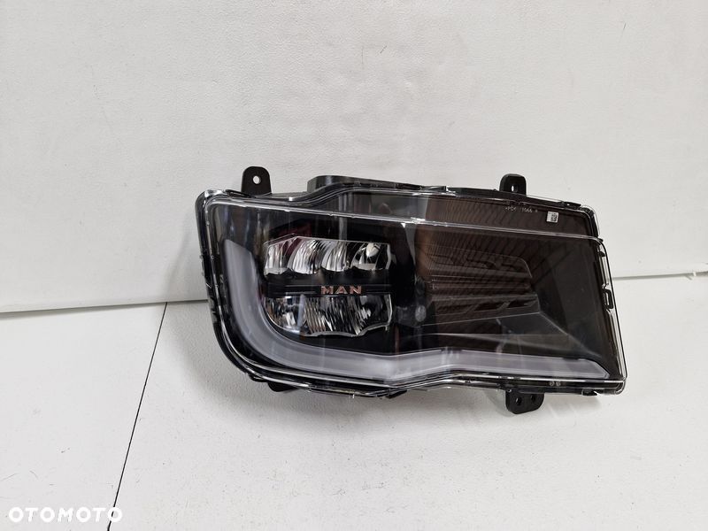 MAN TGX II 2 LAMPA REFLEKTOR PRAWY PRZÓD PRZEDNIA EU LED 81251016822 - 2