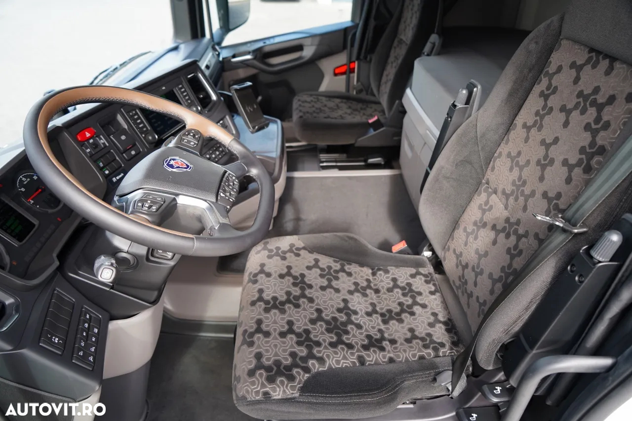 Scania R 450 / MEGA / 6x2 / CORTINĂ - 8,2 m / SOLO / PUNTE RIDICATĂ / PODEA REZISTENTĂ / NAVI / - 26