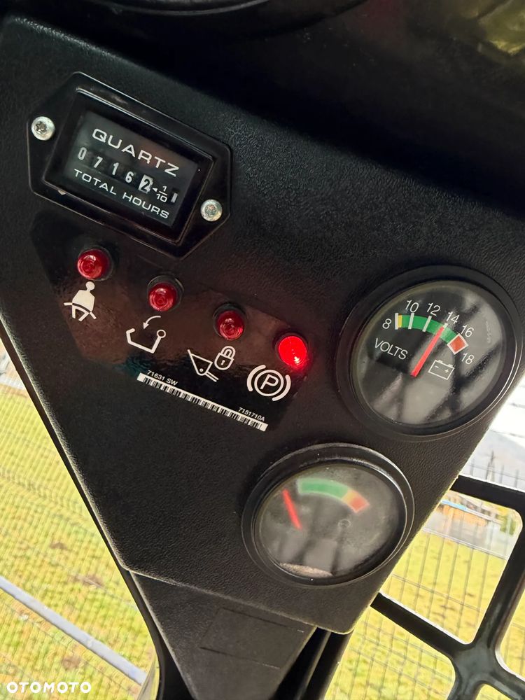 Bobcat S70 Mini-ładowarka 4x4 wózek terenowy. Łyżka widły. Kabina ogrzewana pełne szkło + drzwi ! aktualne serwisy DEKRA. Dokumentacja. silnik Kubota 3cyl. Maszyna Jak Nowa z Salonu! Pochodzi z Norweskiego Gospodarstwa! 2019 rok 715 mtg! Zero luzów i wycieków. Bardzo mocna i wydajna maszyna o małych gabarytach! Wąskie koła. Idealna do stajni. OKAZJA TANIO - 34