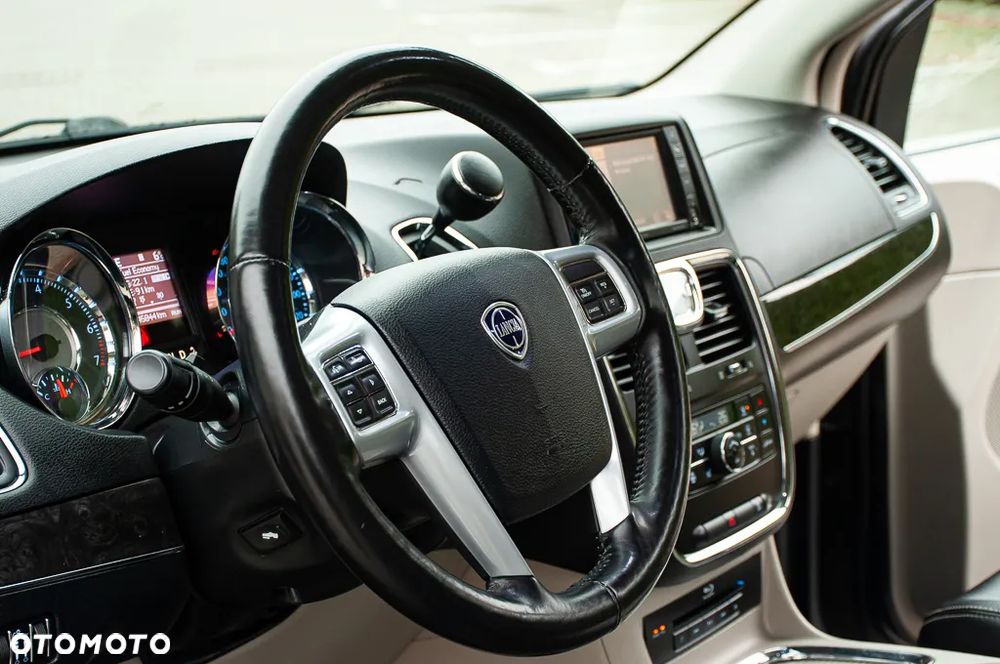 Lancia Voyager 3.6 Platinum - 17