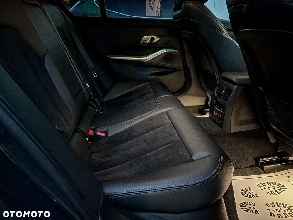 BMW Seria 3 330e M Sport - 27
