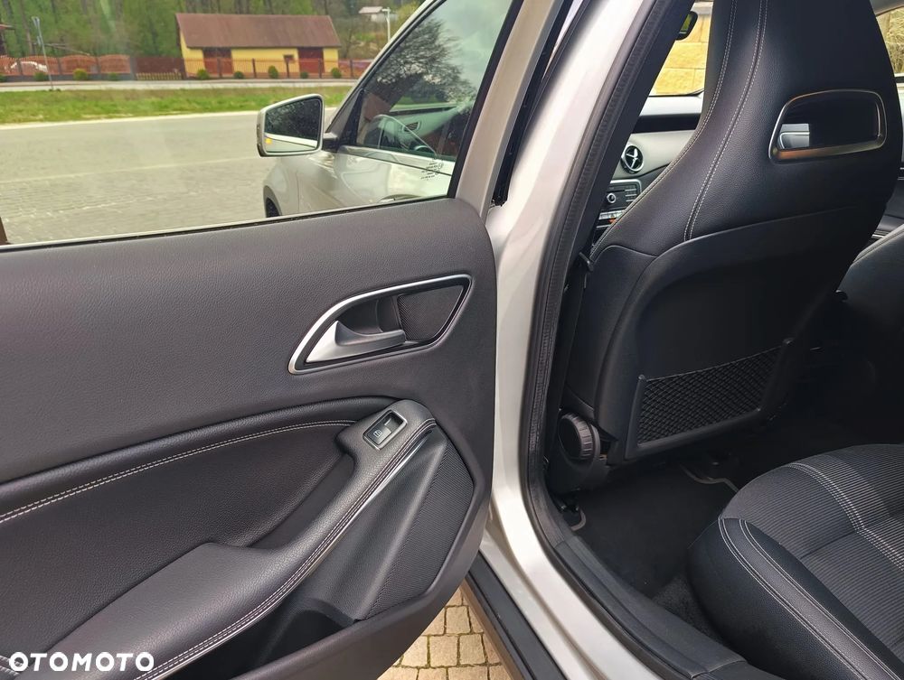 Mercedes-Benz GLA 180 Urban - 35