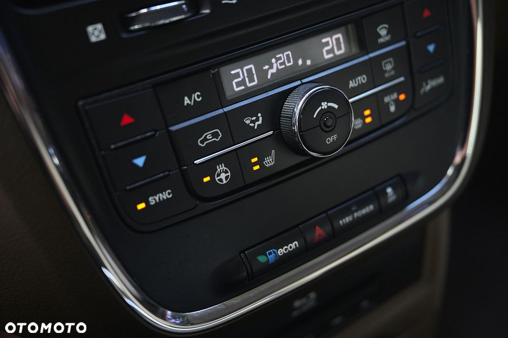 Chrysler Town & Country - 39