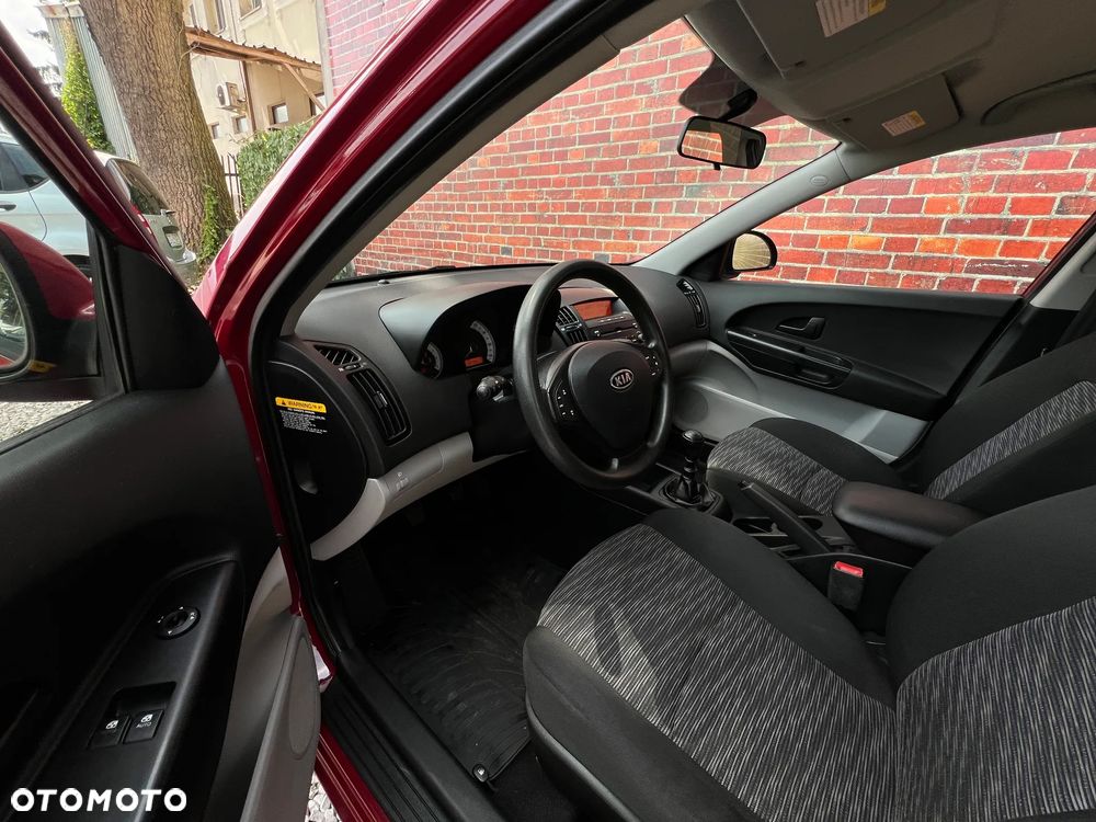 Kia Ceed - 8