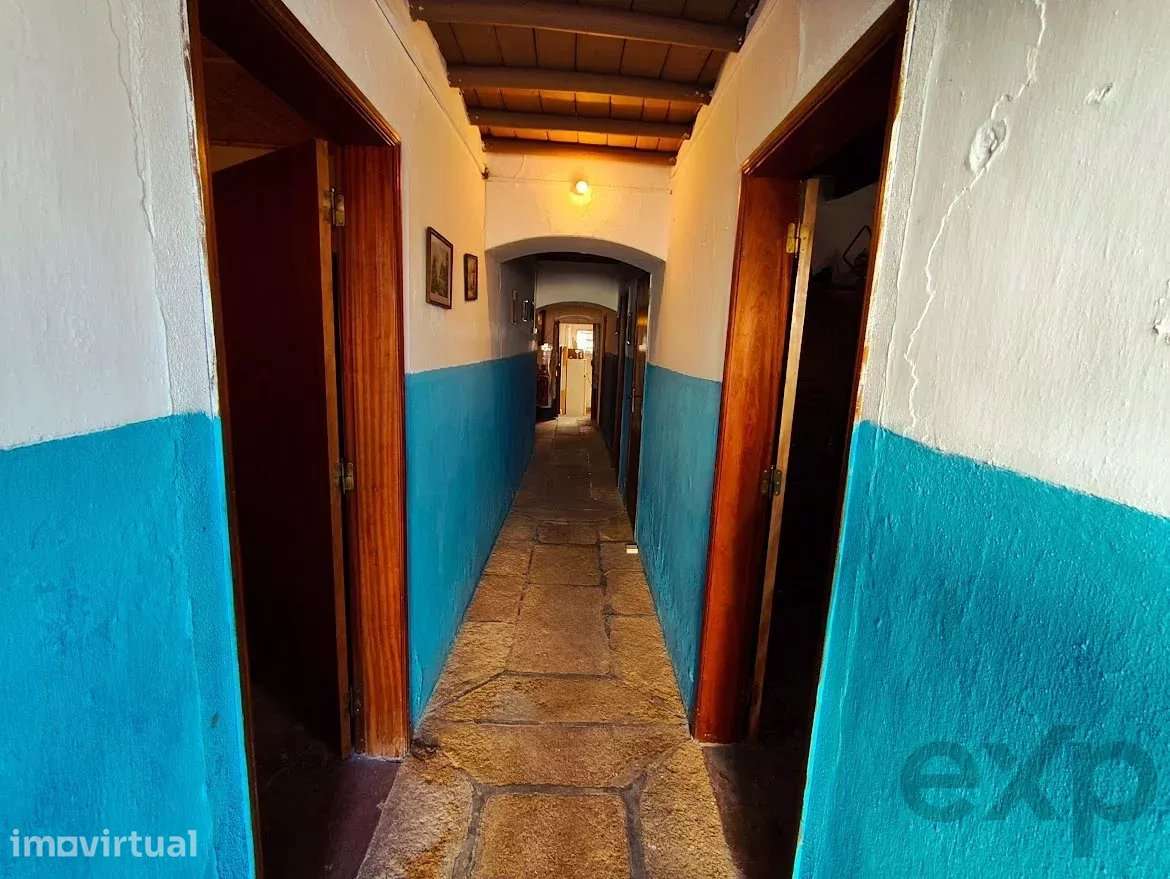Casa tradicional de 8 assoalhadas na Comenda, 243 m² - Grande imagem: 3/19