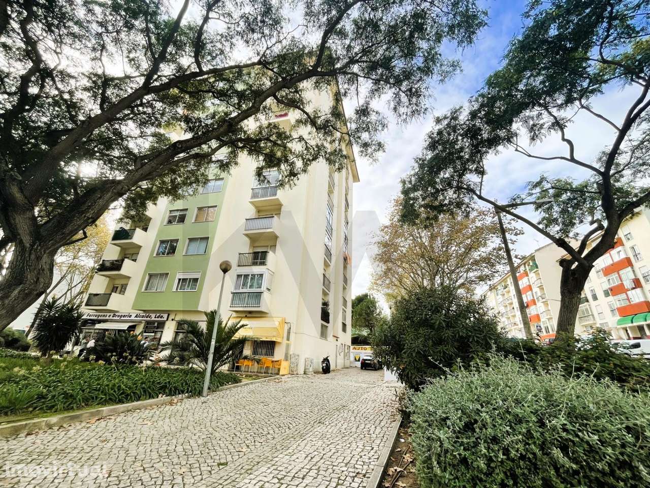 Procura um apartamento T1+1 mobilado, a 15min a pé de Cascais, com var - Grande imagem: 2/27