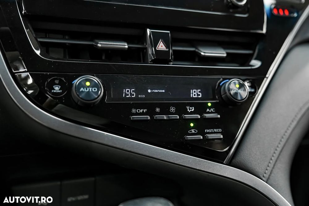 Toyota Camry Luxury - 35