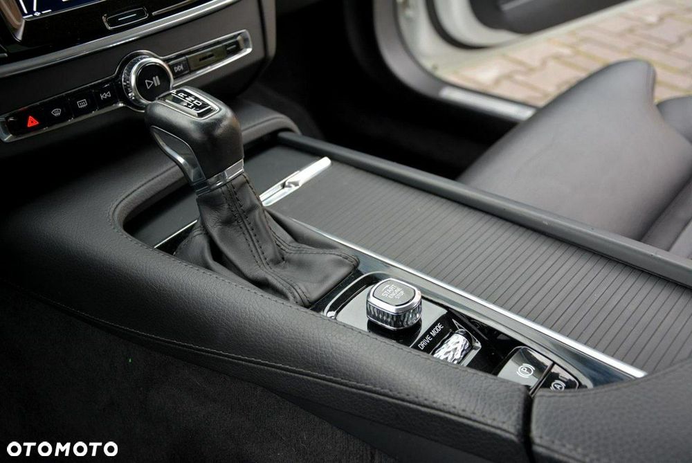 Volvo V90 D3 Momentum Pro - 31