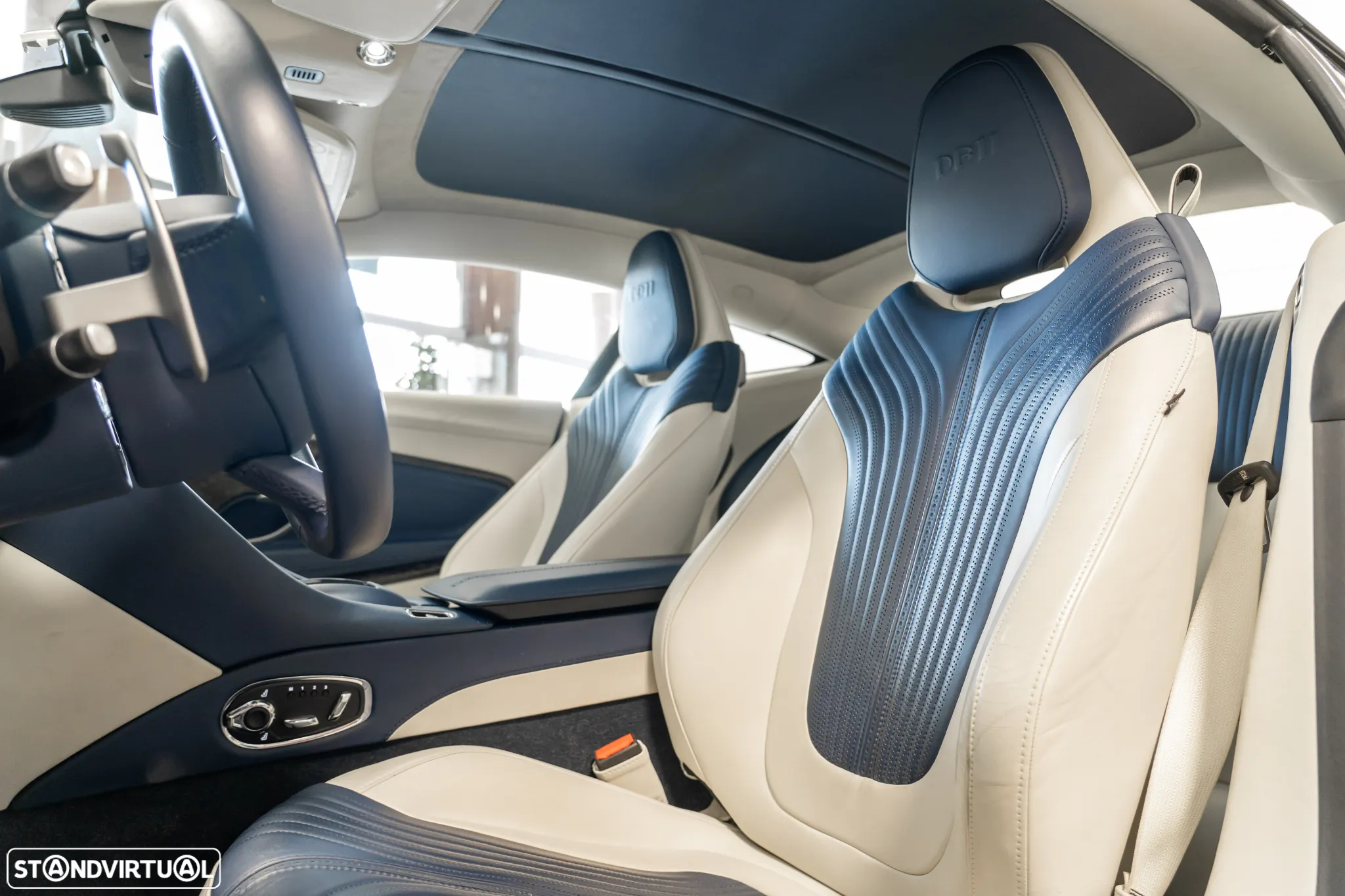 Aston Martin DB11 Coupé - 11
