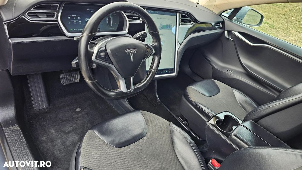 Tesla Model S - 8