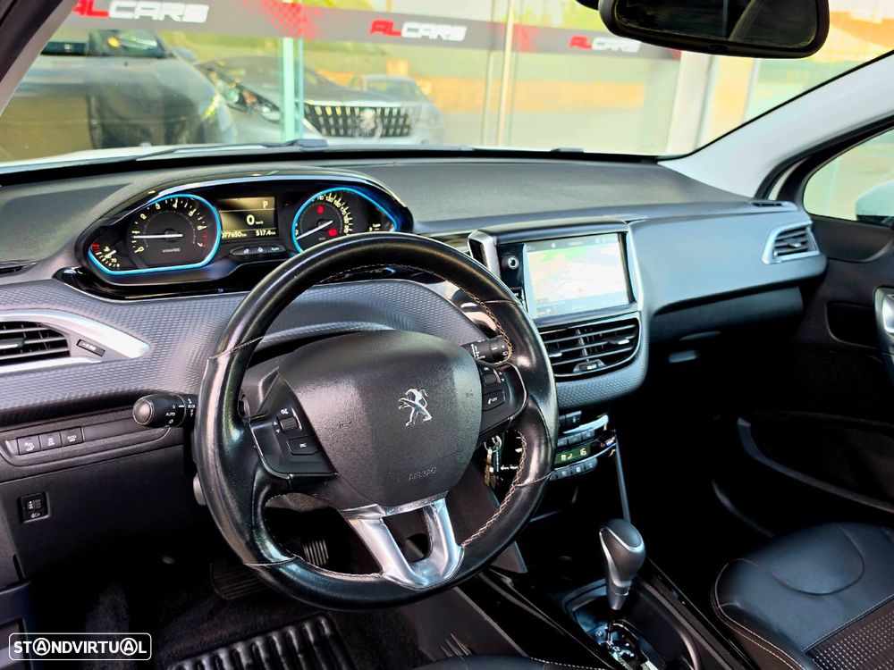 Peugeot 2008 1.2 PureTech Allure EAT6 - 11