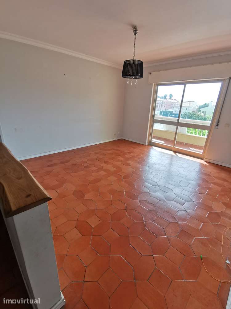 Apartamento T2 com garagem no Estoril - Grande imagem: 3/19