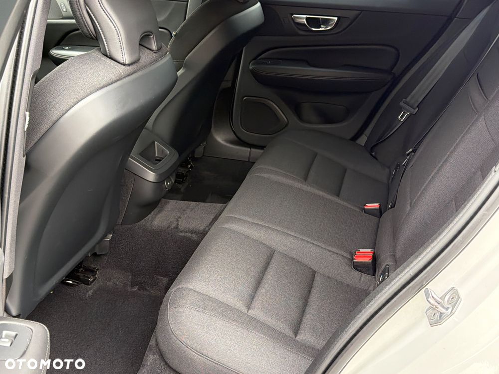 Volvo V60 B3 B DKG Momentum - 29