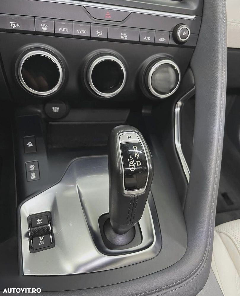 Jaguar E-Pace D150 AWD Base - 9