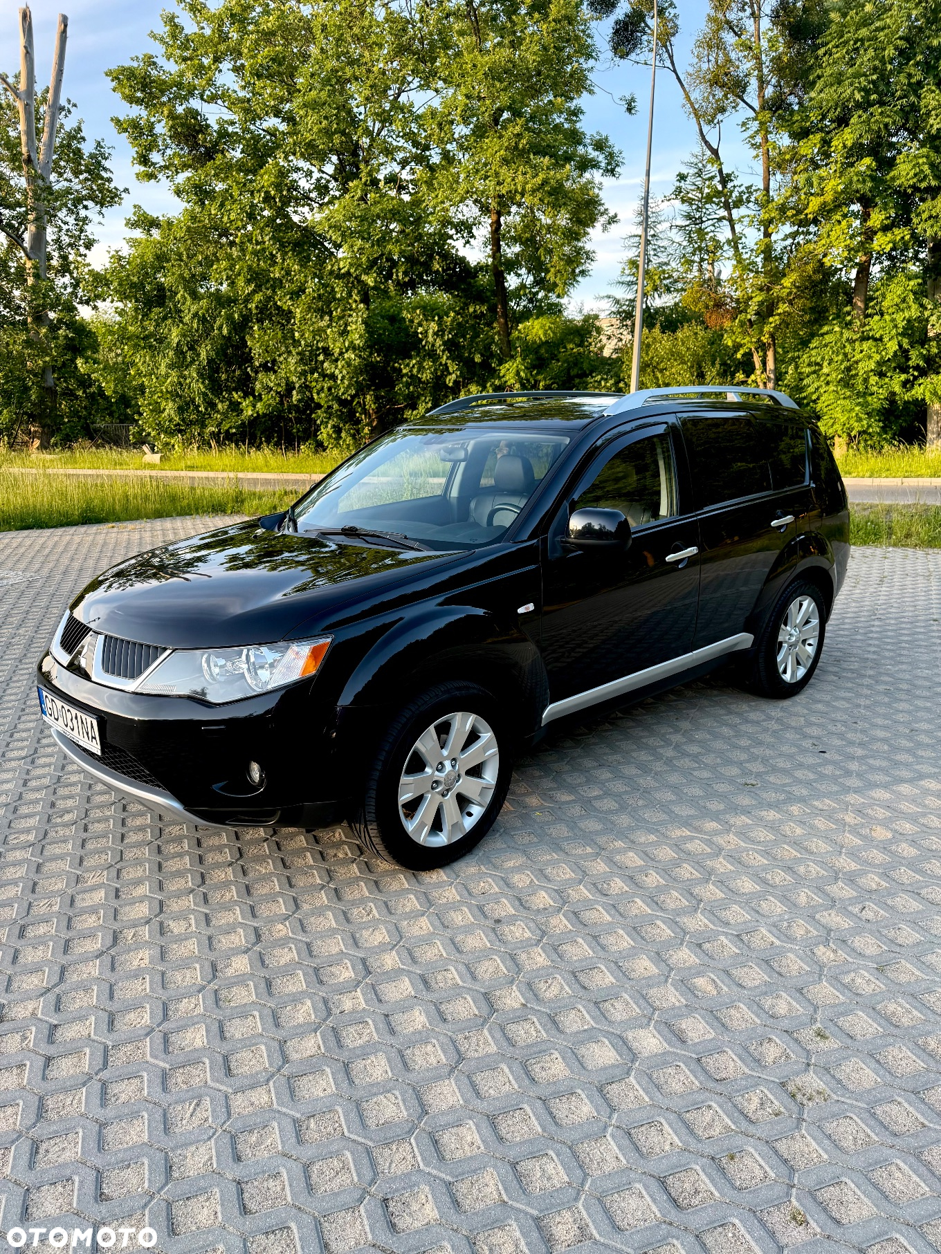 Mitsubishi Outlander - 2