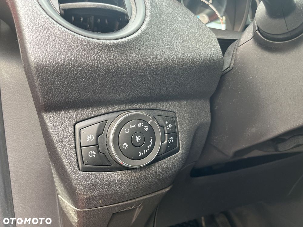 Ford Transit Courier - 26