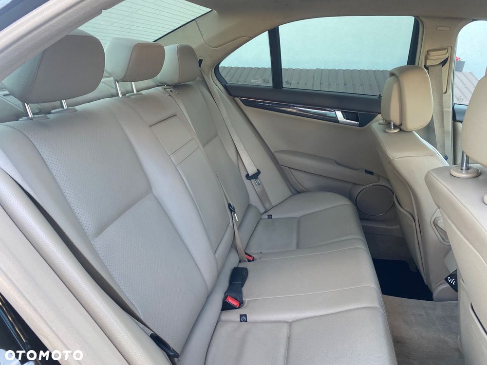 Mercedes-Benz Klasa C 180 CGI Automatik BlueEFFICIENCY Avantgarde - 17