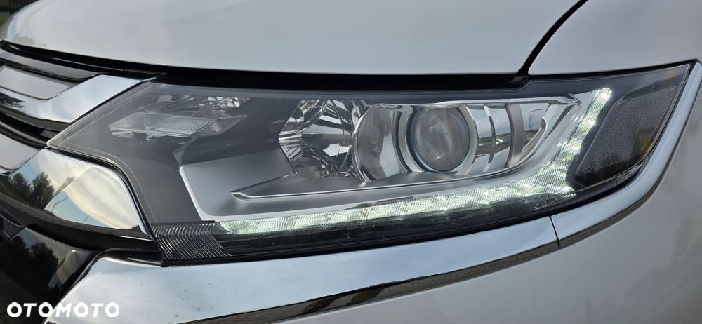 Mitsubishi Outlander 2.0 Instyle Navi 4WD CVT - 23