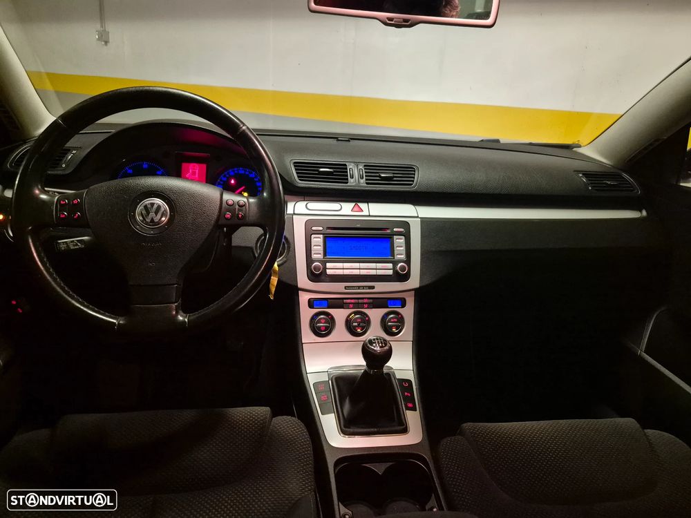 VW Passat 2.0 TDI Confortline - 34