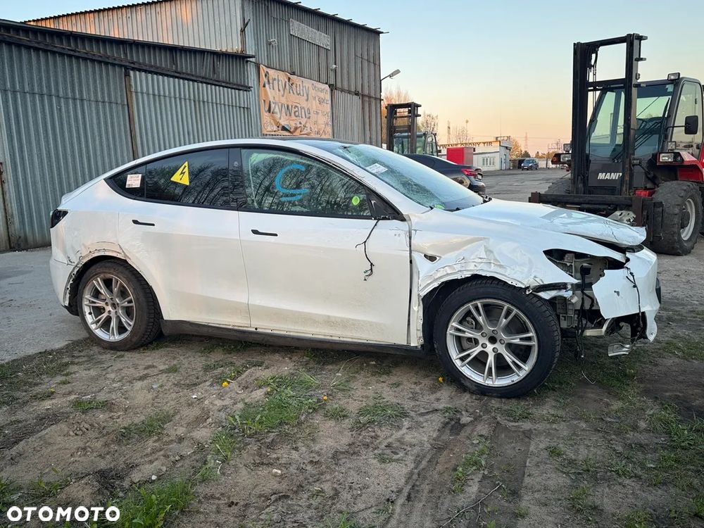 Tesla Model Y - 16
