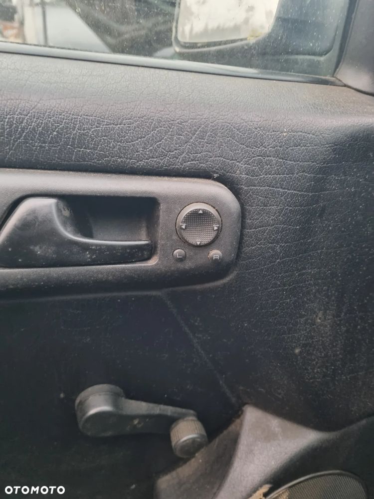 VW golf III mk3 hb 5d 1.8 AAM lakier LA5E grzane fotele Elektryczne lusterka klima na części - 11