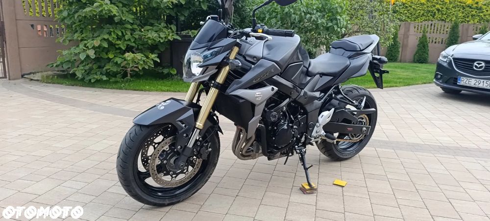 Suzuki GSR - 5