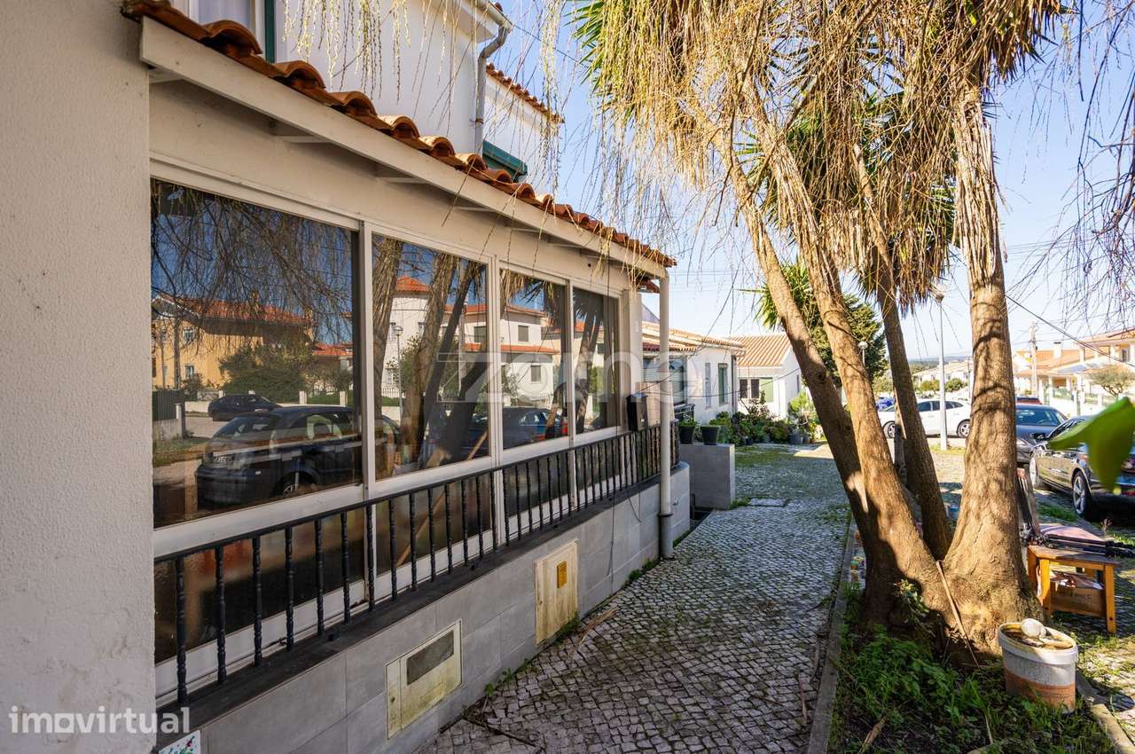 Moradia com sótão, logradouro e atelier nas Caldas da Raínha - Grande imagem: 3/47
