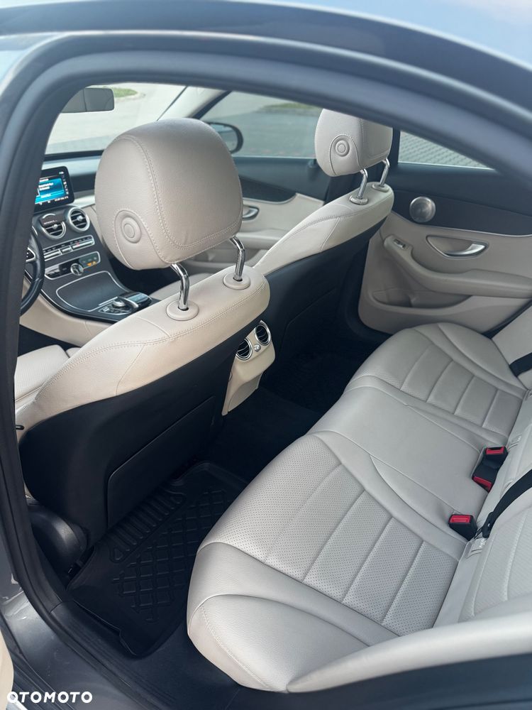 Mercedes-Benz Klasa C 300 4Matic 9G-TRONIC AMG Line - 24