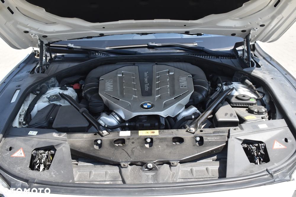BMW i7 - 12