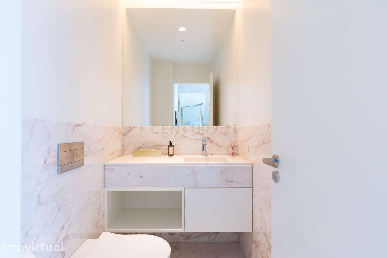 Moradia de Luxo T3+1 em Cascais com Piscina Privada, Varandas e Jardim - Grande imagem: 2/48