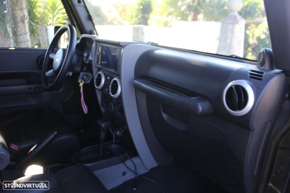 Jeep Wrangler 2.8 CRD ATX Sport - 32
