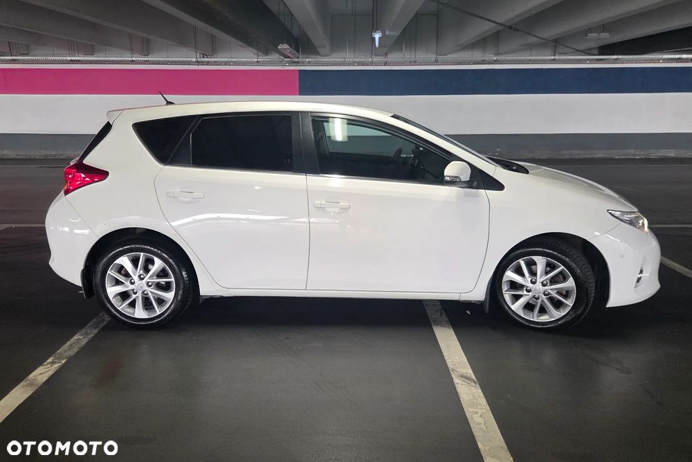 Toyota Auris 1.6 Premium + - 8