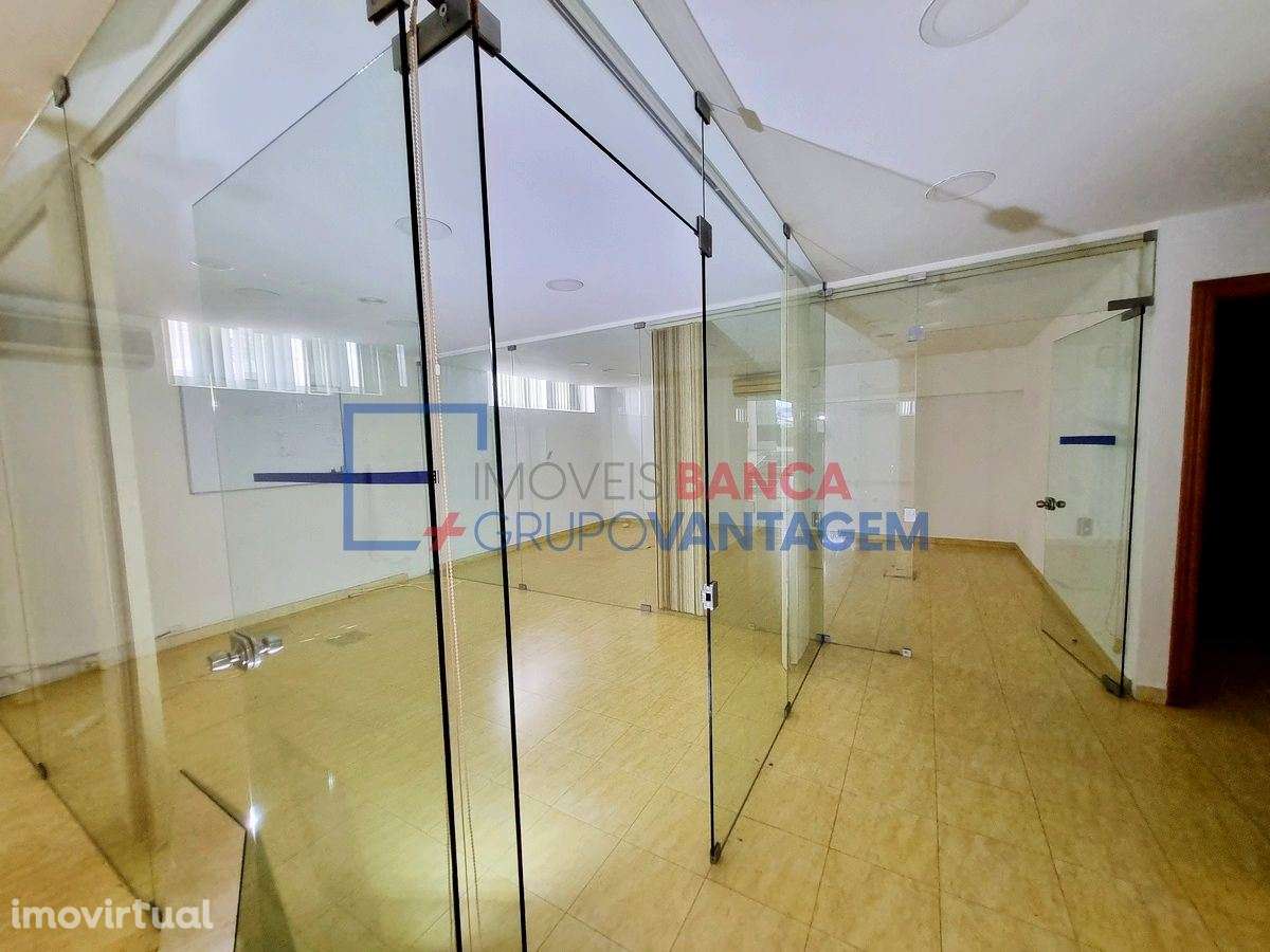 OPORTUNIDADE ÚNICA EM SETÚBAL: 263m² de Versatilidade no Bairro Afo... - Grande imagem: 2/25