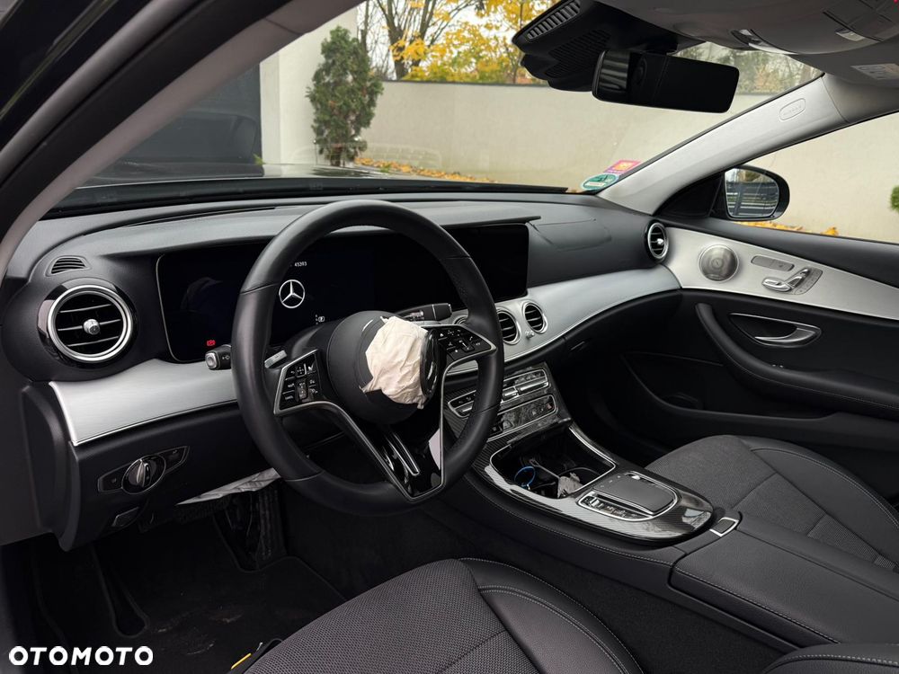 Mercedes-Benz Klasa E 200 4Matic 9G-TRONIC AMG Line - 25