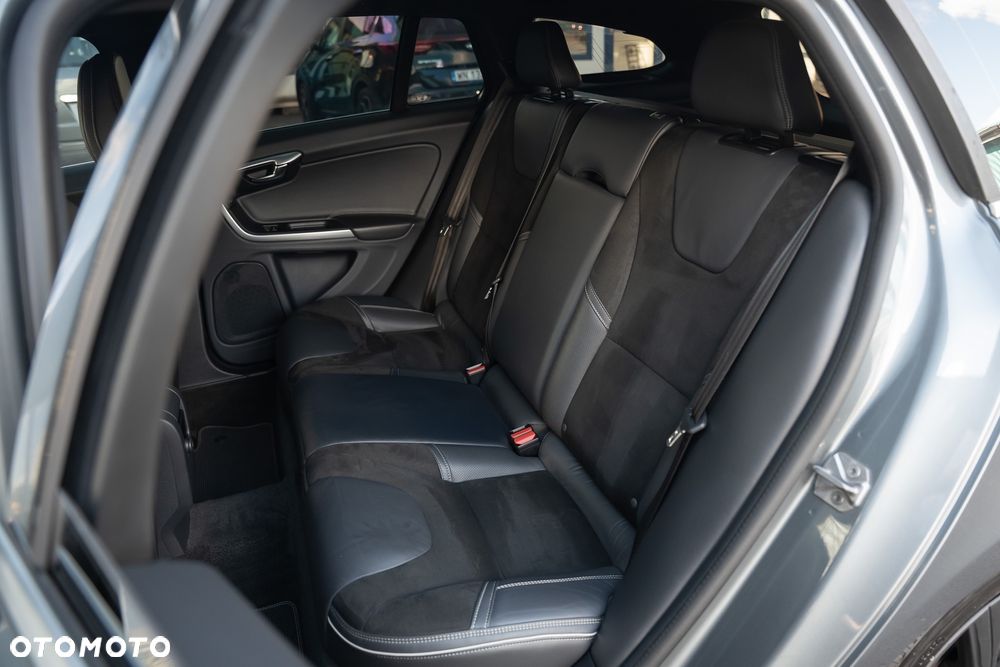 Volvo V60 D4 R-Design - 36