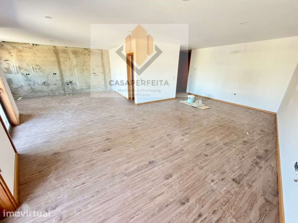 Apartamento T3 NOVO de 2 Frentes com 156m2, Varanda e 2 Lugares de ...