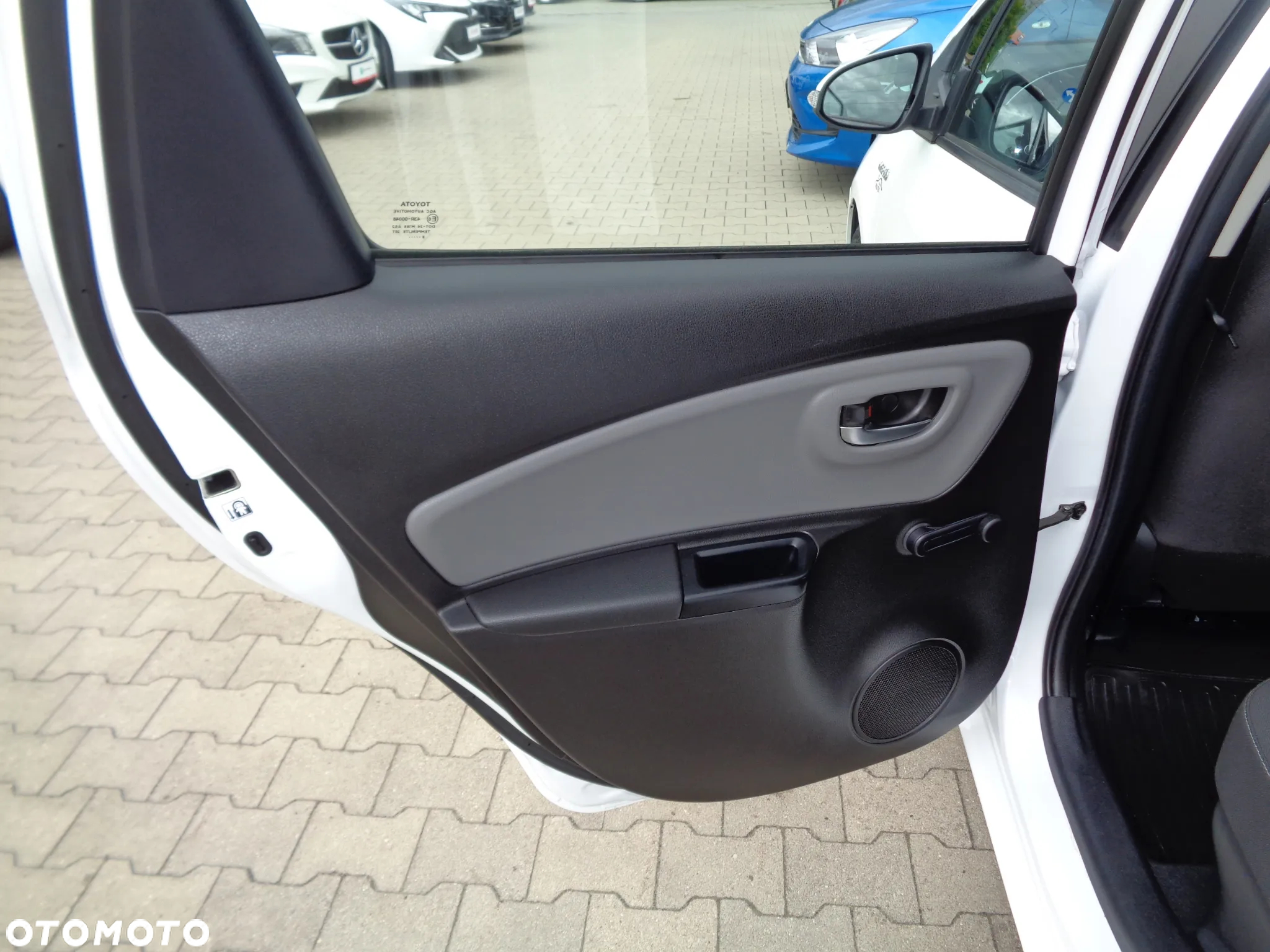 Toyota Yaris Hybrid 100 Premium - 17