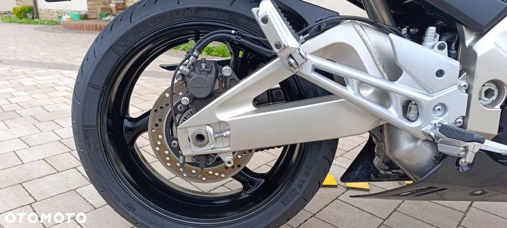 Suzuki GSR - 26
