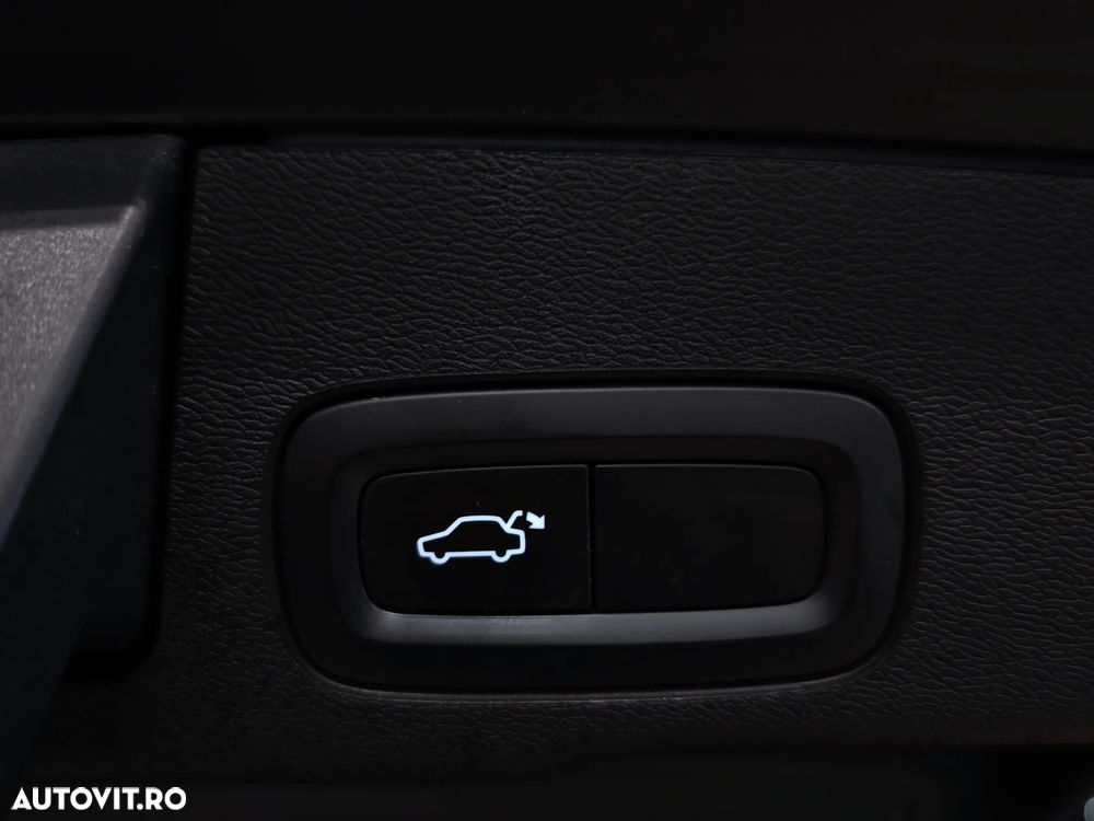 Volvo XC 60 B5 MHEV AWD R-Design - 34