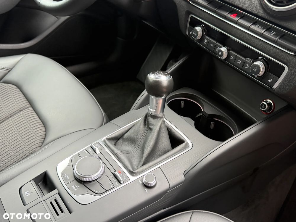 Audi A3 Sportback 1.8 TFSI Ambiente - 23
