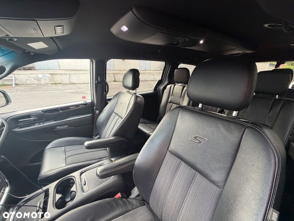 Chrysler Town & Country - 12