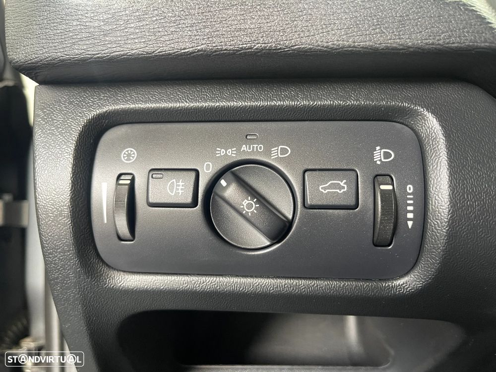 Volvo V40 Cross Country D2 Momentum - 17