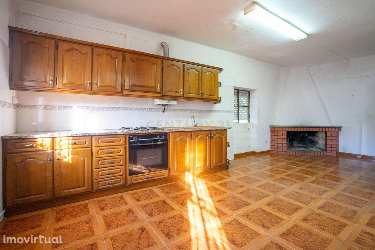 Moradia T3 tradicional com adega, jardim e vistas boas em Alge - Grande imagem: 2/32