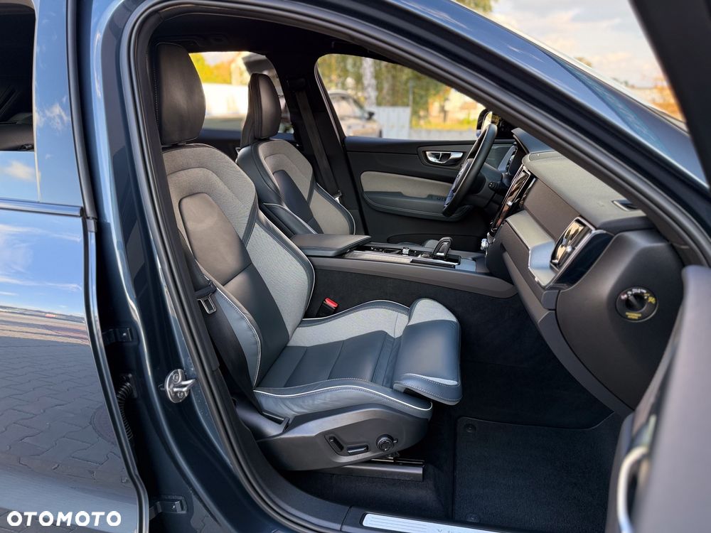 Volvo XC 60 B4 D AWD Ultimate Dark - 21