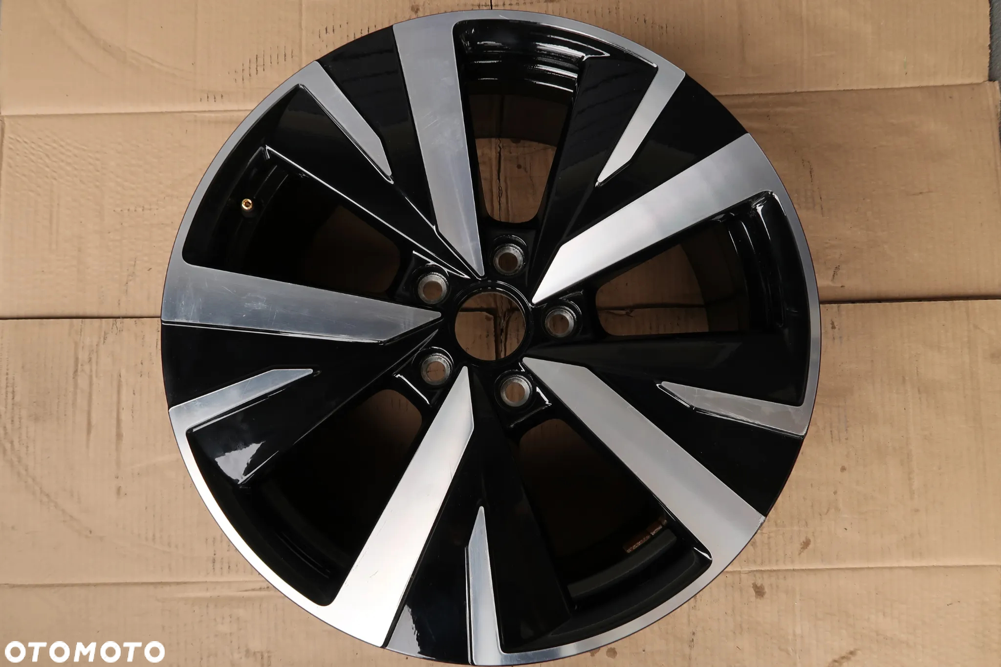 C4/C5/C6 FELGA VW 5H0601025AQ 7,5X18ET51 - 2