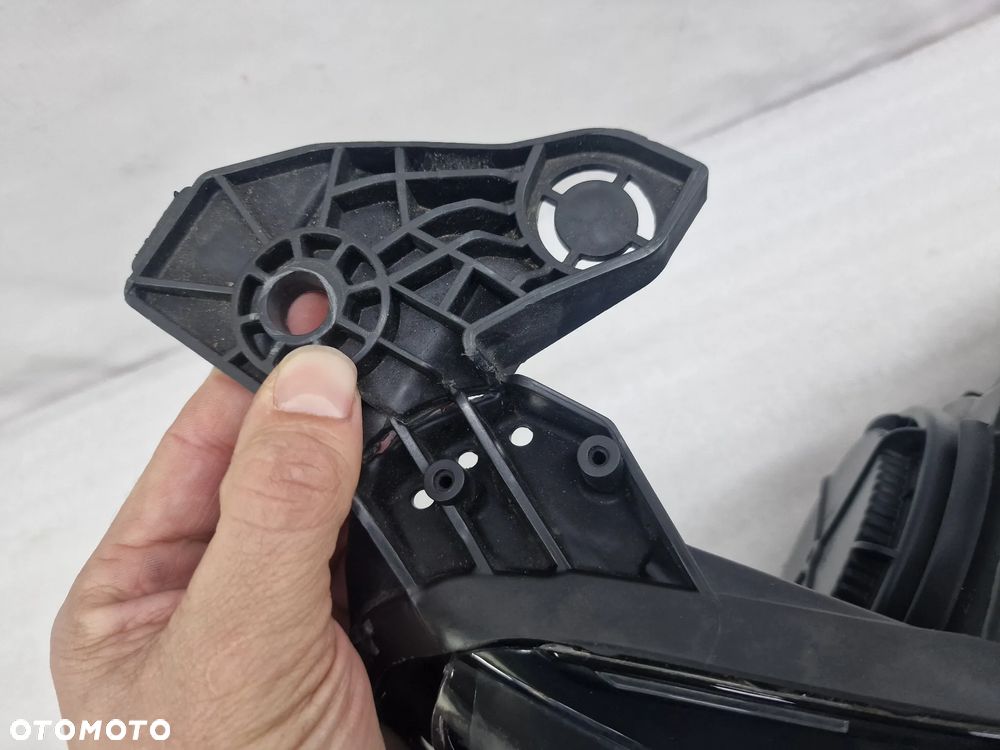 OPEL CORSA F 19- PRAWA ZWYKŁA LAMPA PRZEDNIA PRZÓD , NR 39162949 , NR AUKCJI LA758 - 9