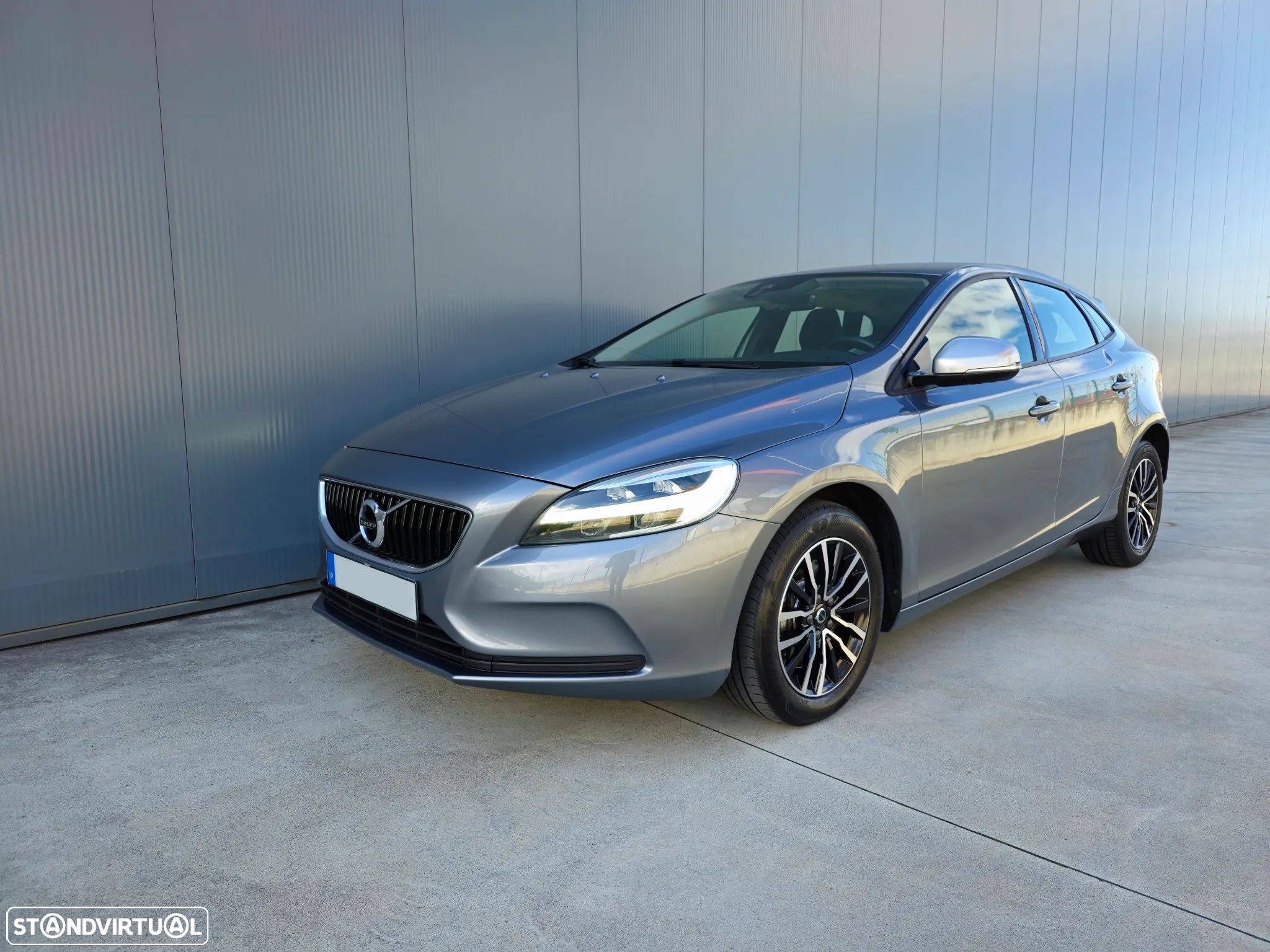 Volvo V40 2.0 D3 Momentum - 1