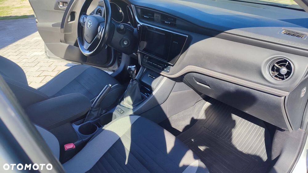 Toyota Auris 1.6 D-4D Premium - 25
